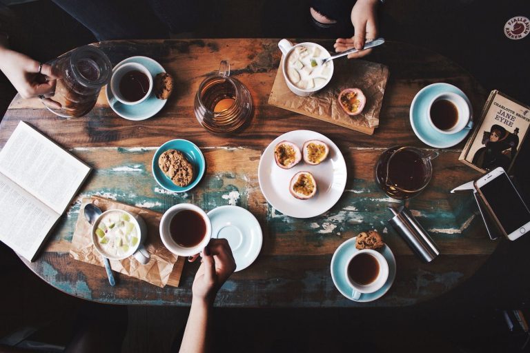 table en bois petit déjeuner