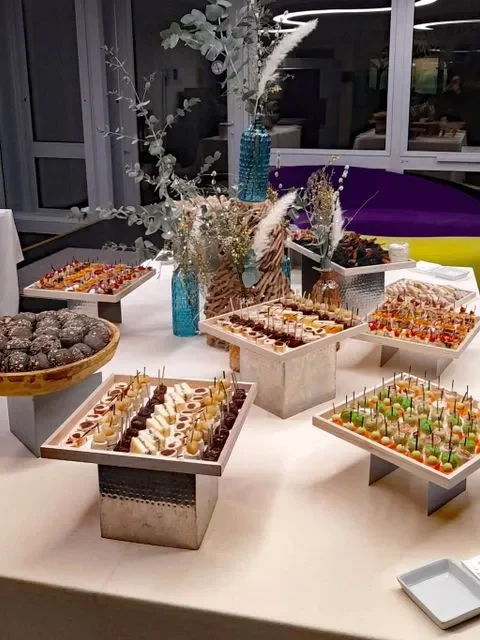 plateau de pâtisserie sur table