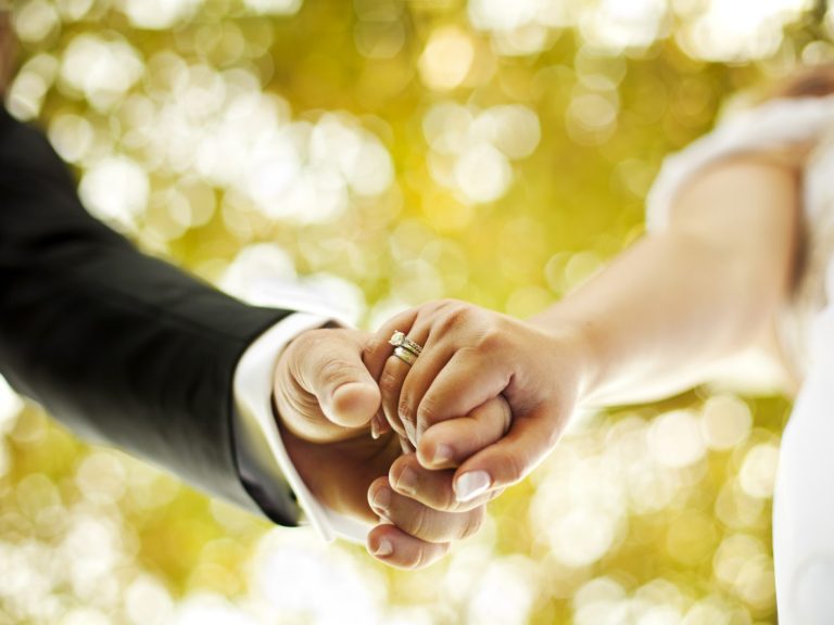 deux personnes mariées qui se tiennent la main